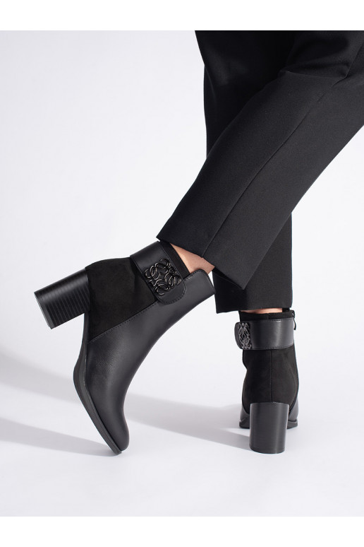 Černé kotníkové boty na sloupku s ozdobným páskem