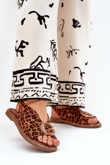 Ploché sandály s ornamenty se vzory leopardí kožešiny hnědá Haliones 2