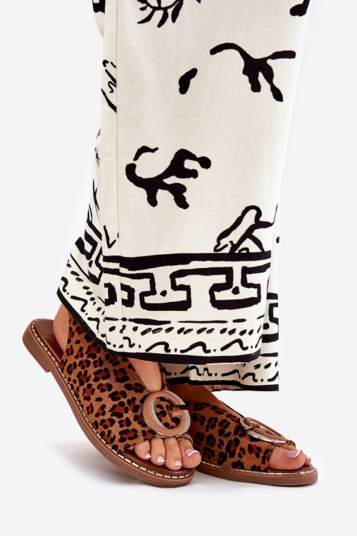 Ploché sandály s ornamenty se vzory leopardí kožešiny hnědá Haliones