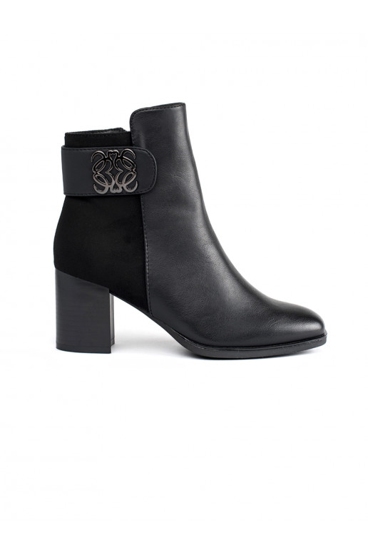 Černé kotníkové boty na sloupku s ozdobným páskem