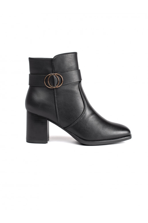 Černé kotníkové boty na sloupku s hranatou špičkou
