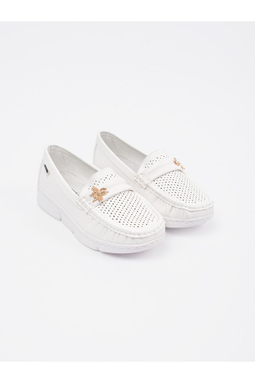bílé mokasíny  z przypinką 2