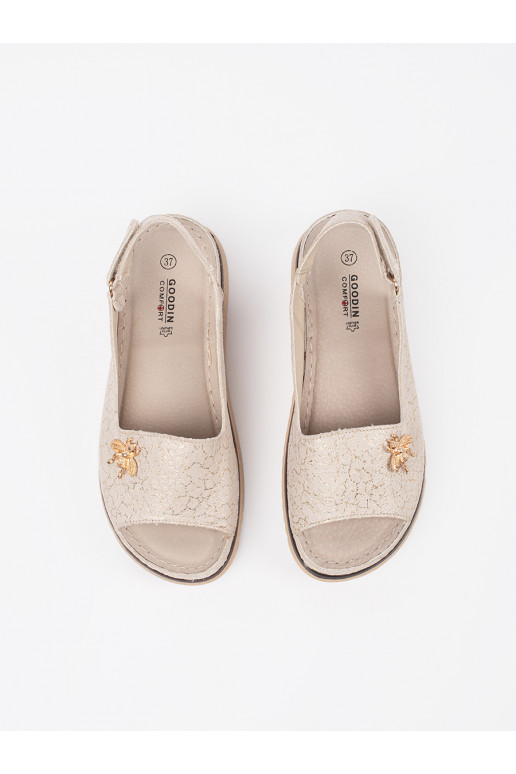 béžové sandály s platformou z przypinką