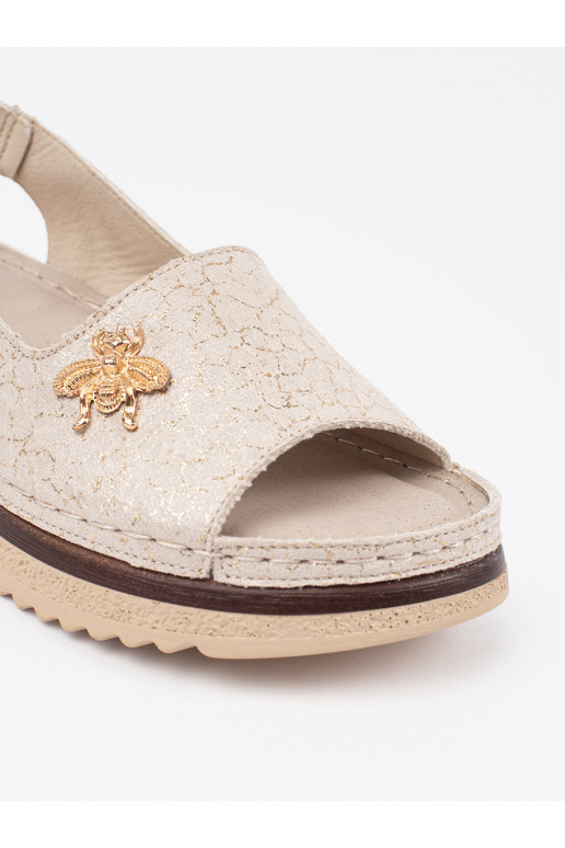 béžové sandály s platformou z przypinką