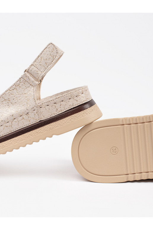 béžové sandály s platformou z przypinką
