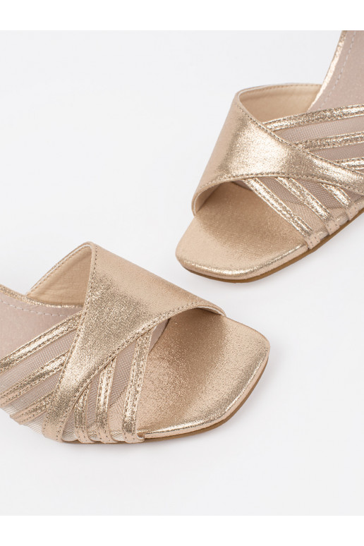 zlaté barvy  sandály na podpatku