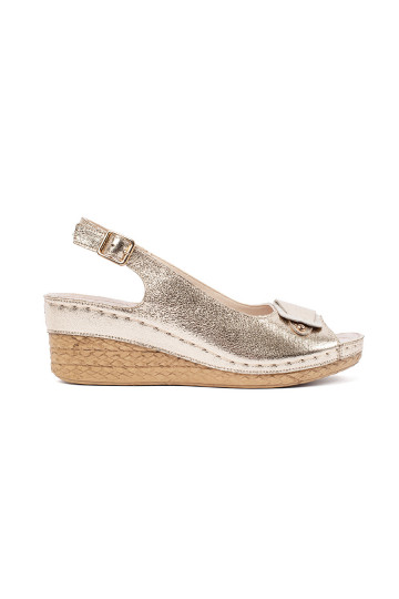 zlaté barvy sandály