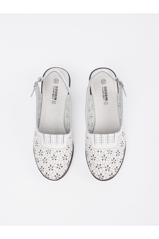 bílé dziurkowane sandály 