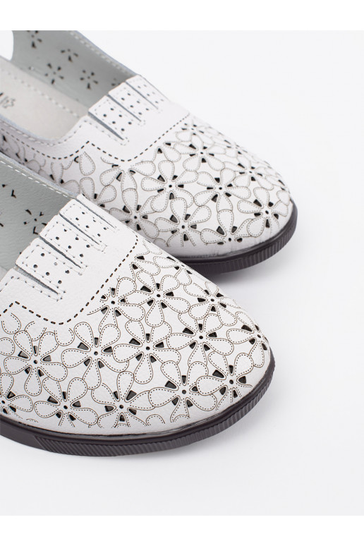 bílé dziurkowane sandály 