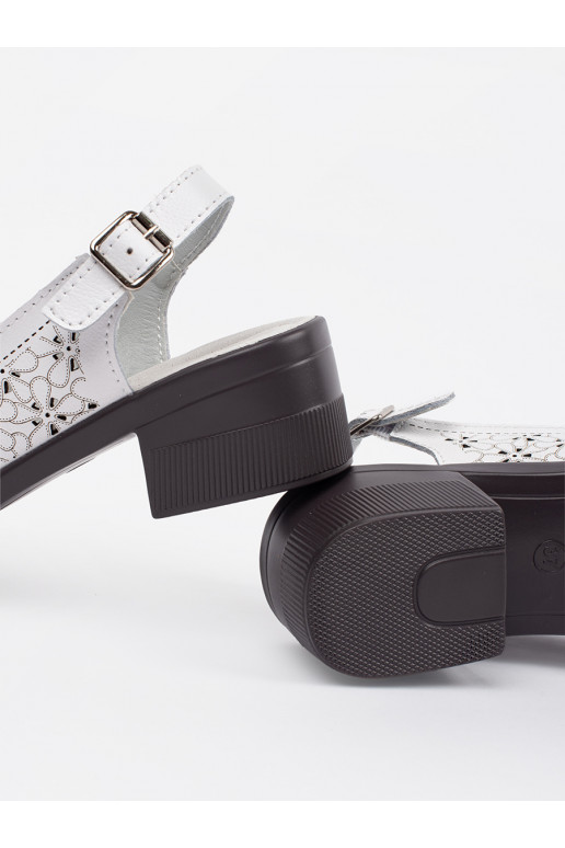 bílé dziurkowane sandály 