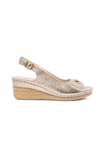 zlaté barvy sandály