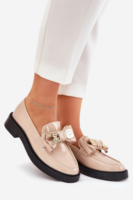 Lakované mokasíny se stuhami I Ozdobną Broszką béžové Leandriel