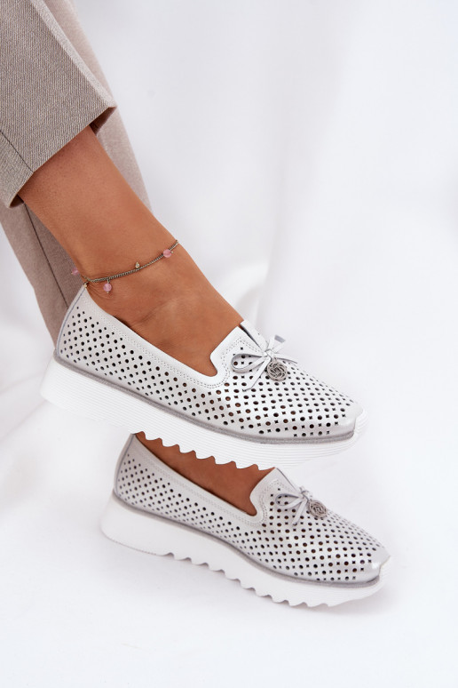 s ažurovými prvky boty  Z Naturalnej Skóry D&A LR51-631 stříbrné barvy  s ažurovými prvky boty  Z Naturalnej Skóry D&A LR51-631 stříbrné barvy