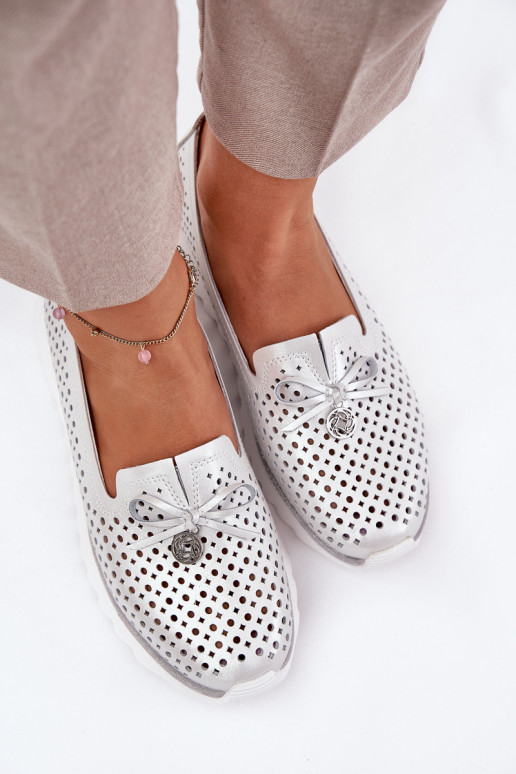 s ažurovými prvky boty  Z Naturalnej Skóry D&A LR51-631 stříbrné barvy  s ažurovými prvky boty  Z Naturalnej Skóry D&A LR51-631 stříbrné barvy