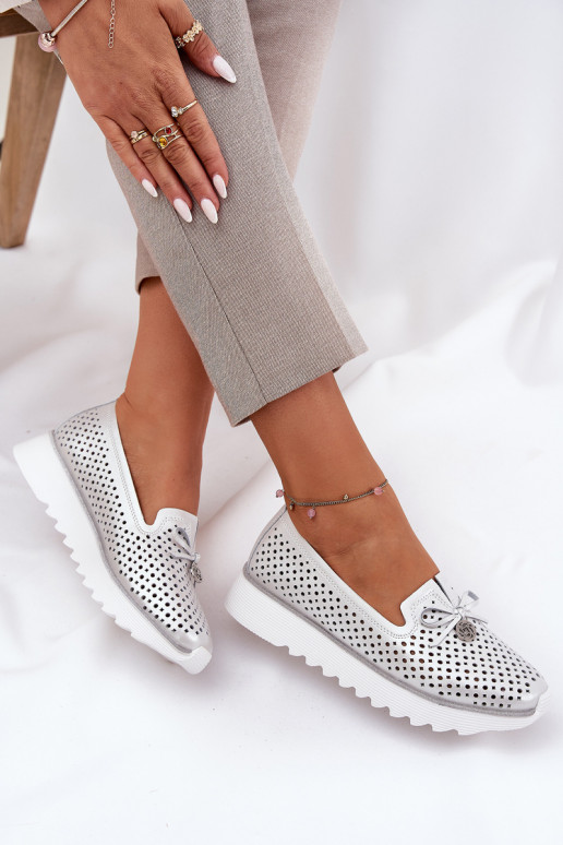 s ažurovými prvky boty  Z Naturalnej Skóry D&A LR51-631 stříbrné barvy  s ažurovými prvky boty  Z Naturalnej Skóry D&A LR51-631 stříbrné barvy