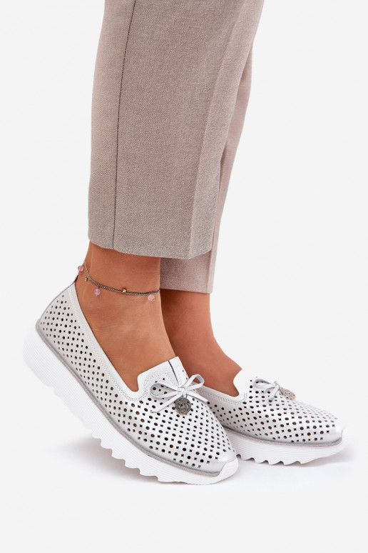 s ažurovými prvky boty  Z Naturalnej Skóry D&A LR51-631 stříbrné barvy  s ažurovými prvky boty  Z Naturalnej Skóry D&A LR51-631 stříbrné barvy