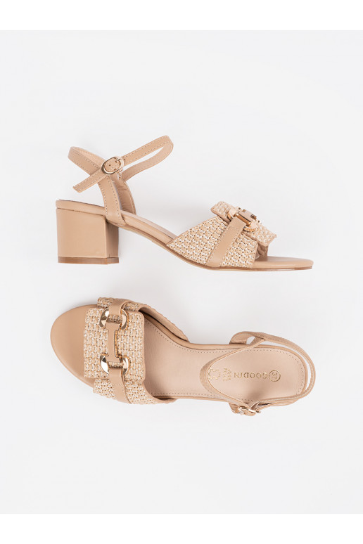 béžové sandály  na średnim słupku
