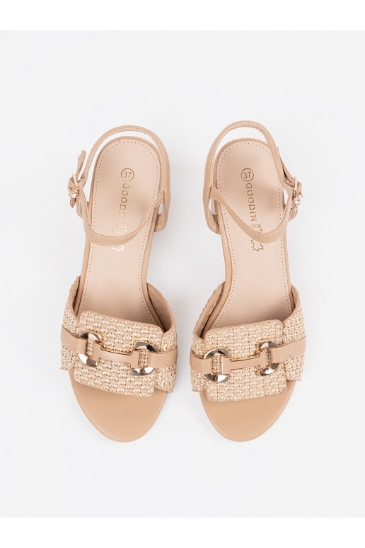 béžové sandály  na średnim słupku