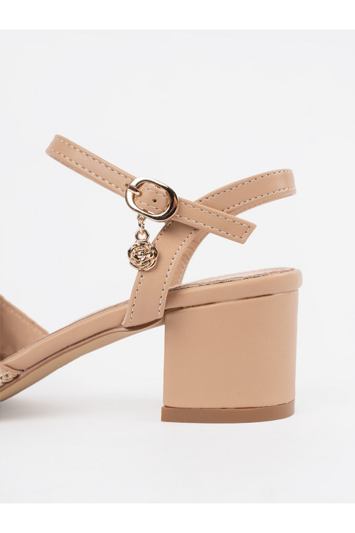béžové sandály  na średnim słupku
