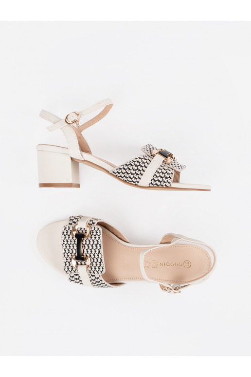 bílé sandály  na średnim słupku bílé sandály  na średnim słupku