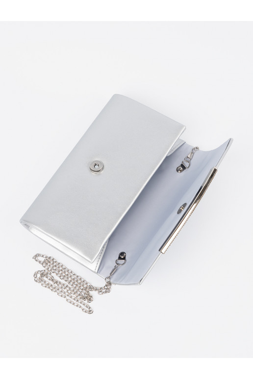 stříbrné barvy typ obálky s ozdobným řetízkem