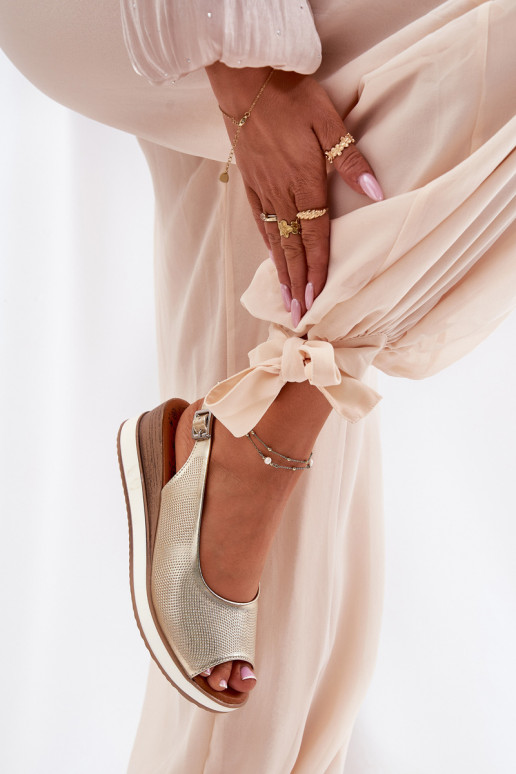 Sandály na platformě Artiker 56C2312 zlaté barvy  Sandály na platformě Artiker 56C2312 zlaté barvy