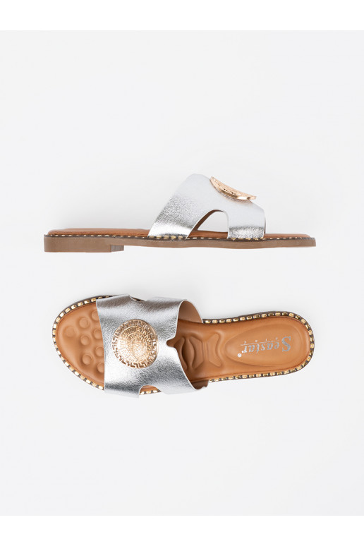 Pantofle  se zlatými detaily Pantofle  se zlatými detaily