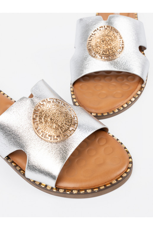 Pantofle  se zlatými detaily Pantofle  se zlatými detaily