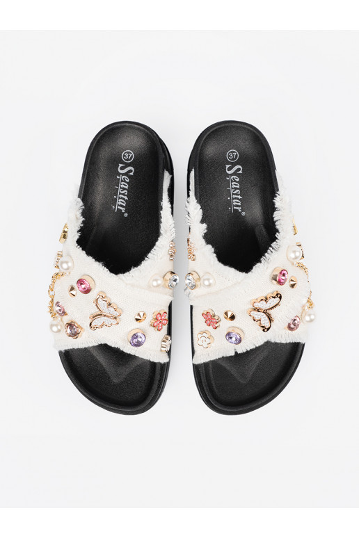 bílé Pantofle s černou platformou z przypinkami bílé Pantofle s černou platformou z przypinkami