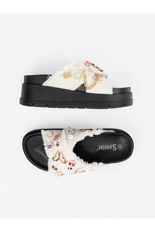 bílé Pantofle s černou platformou z przypinkami bílé Pantofle s černou platformou z przypinkami