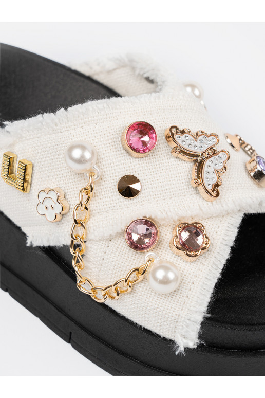 bílé Pantofle s černou platformou z przypinkami bílé Pantofle s černou platformou z przypinkami