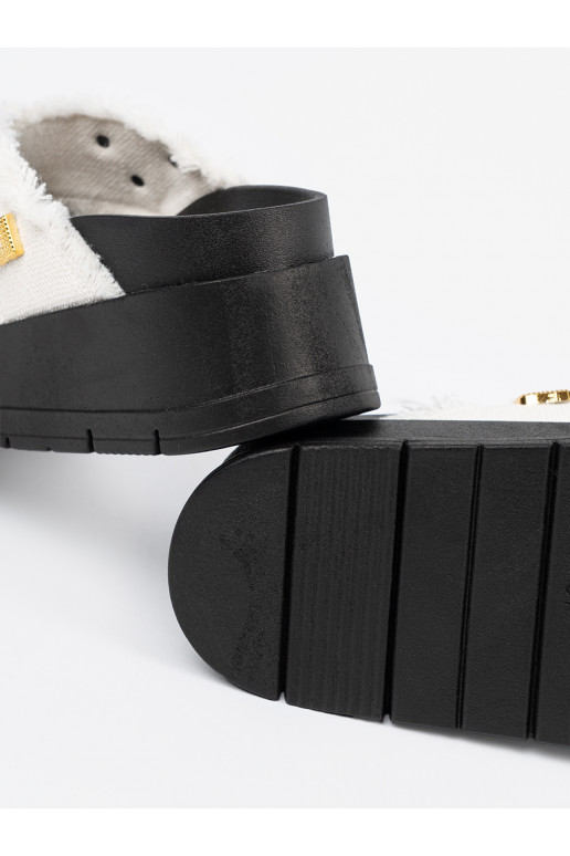 bílé Pantofle s černou platformou z przypinkami bílé Pantofle s černou platformou z przypinkami