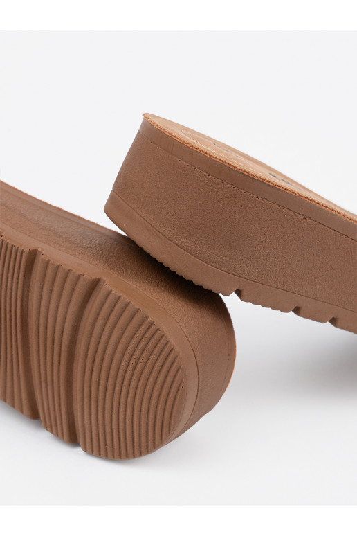 Pantofle Černé zdobione złotą klamrą Pantofle Černé zdobione złotą klamrą