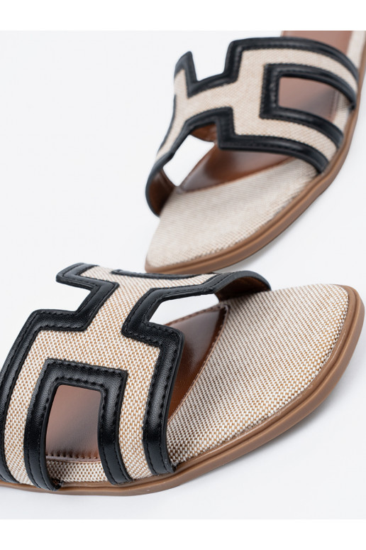 Pantofle z ozdobnymi wycięciami