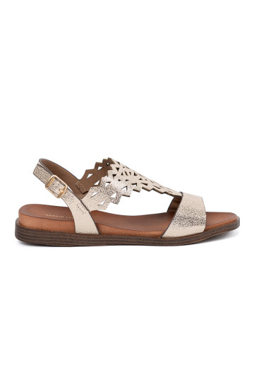 zlaté barvy sandály z ażurowymi zdobieniami