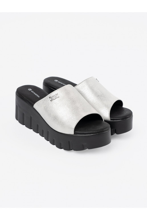 stříbrné barvy Pantofle s černou platformou