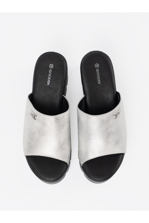 stříbrné barvy Pantofle s černou platformou