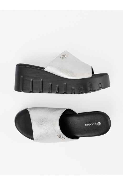 stříbrné barvy Pantofle s černou platformou