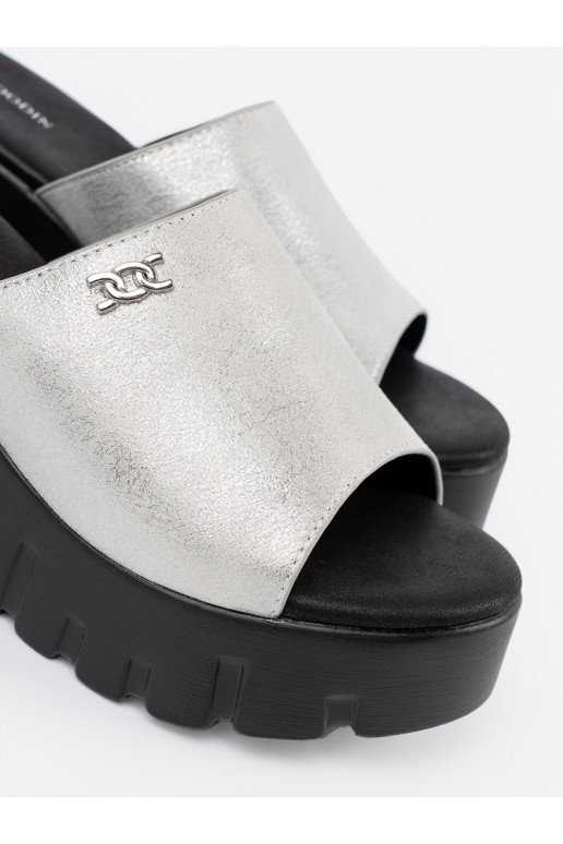 stříbrné barvy Pantofle s černou platformou