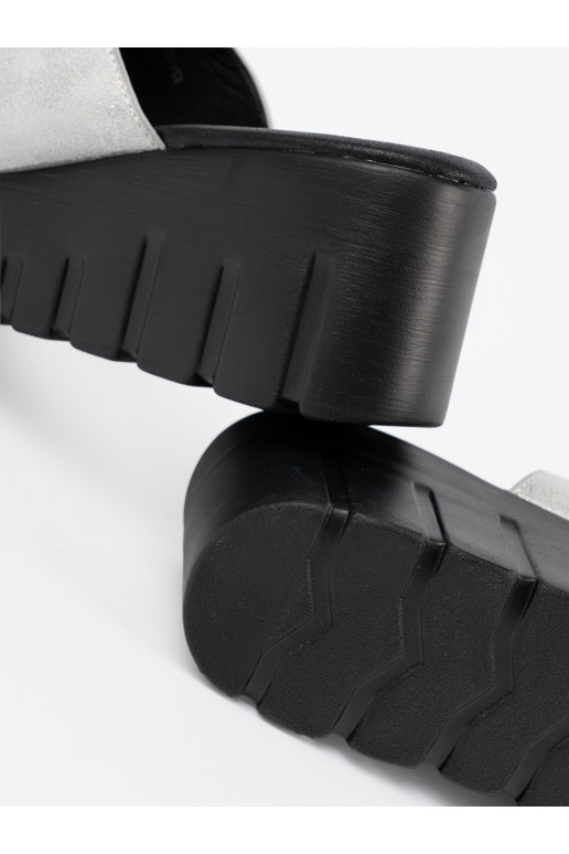 stříbrné barvy Pantofle s černou platformou