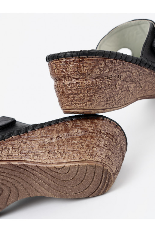 Černé Pantofle  z wycięciami