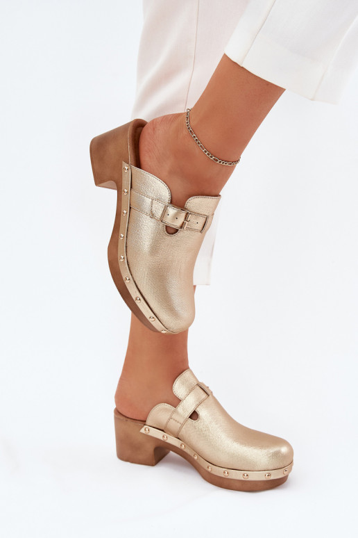 Pantofle   s podpatky s přezkami zlaté barvy Veldexina