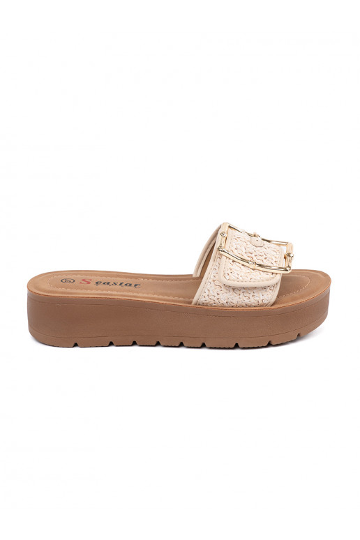 Pantofle zdobione złotą klamrą