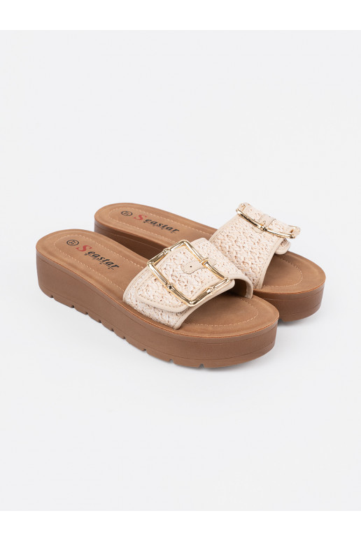 Pantofle zdobione złotą klamrą