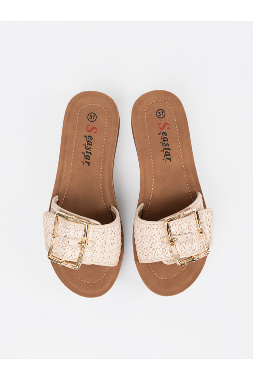 Pantofle zdobione złotą klamrą