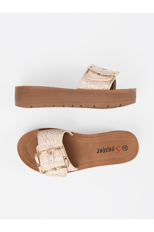 Pantofle zdobione złotą klamrą