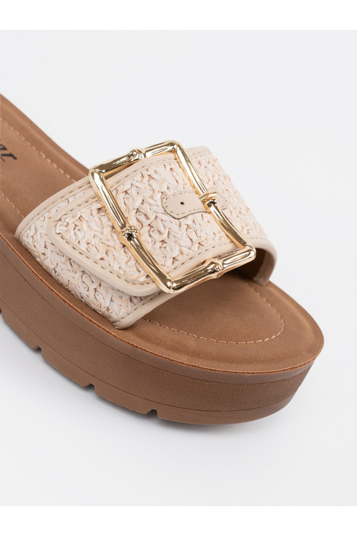 Pantofle zdobione złotą klamrą