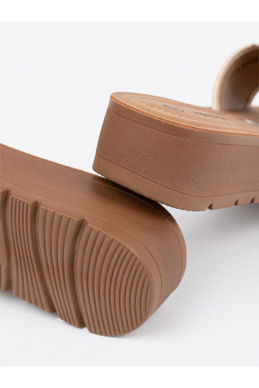 Pantofle zdobione złotą klamrą