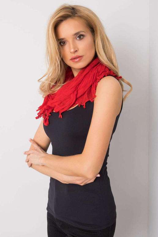 Červený šátek s třásněmi