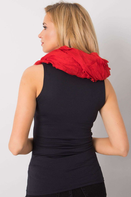 Červený šátek s třásněmi